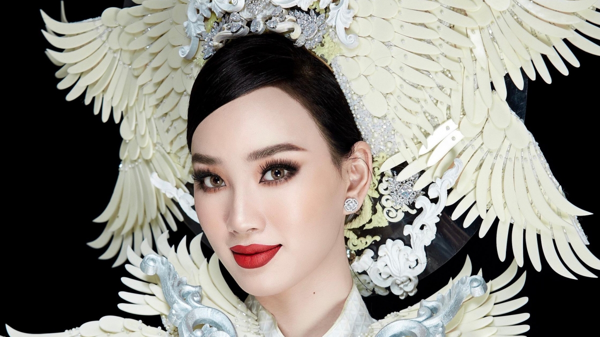 Ai Nhi performs in 30kg national costume at Miss Intercontinental 2021